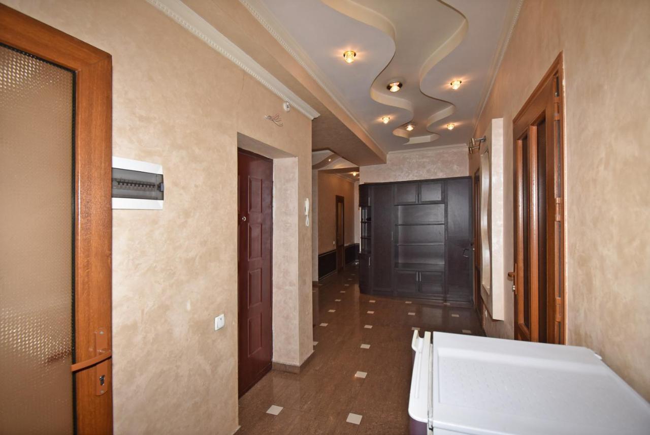 Armenak Apartment 5-Комнатная Yerevan Bagian luar foto