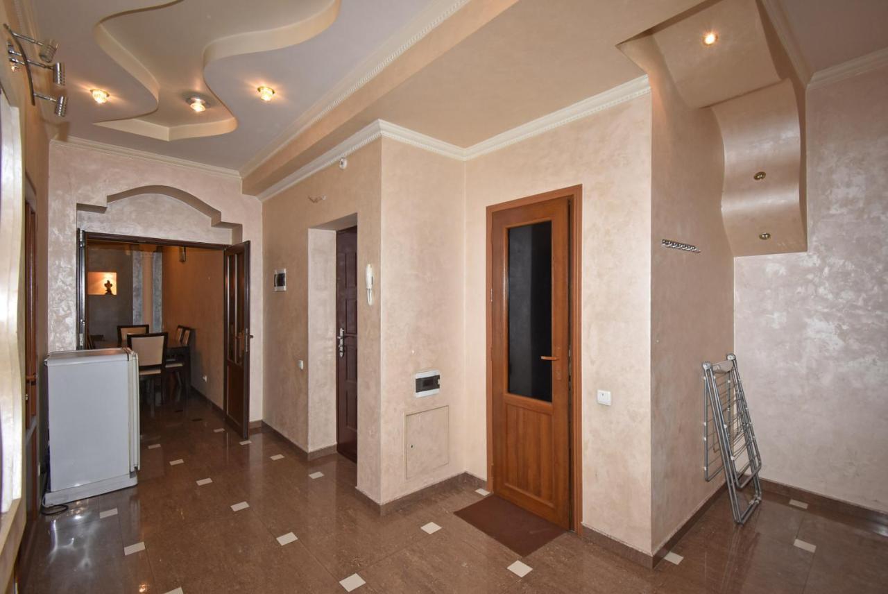 Armenak Apartment 5-Комнатная Yerevan Bagian luar foto