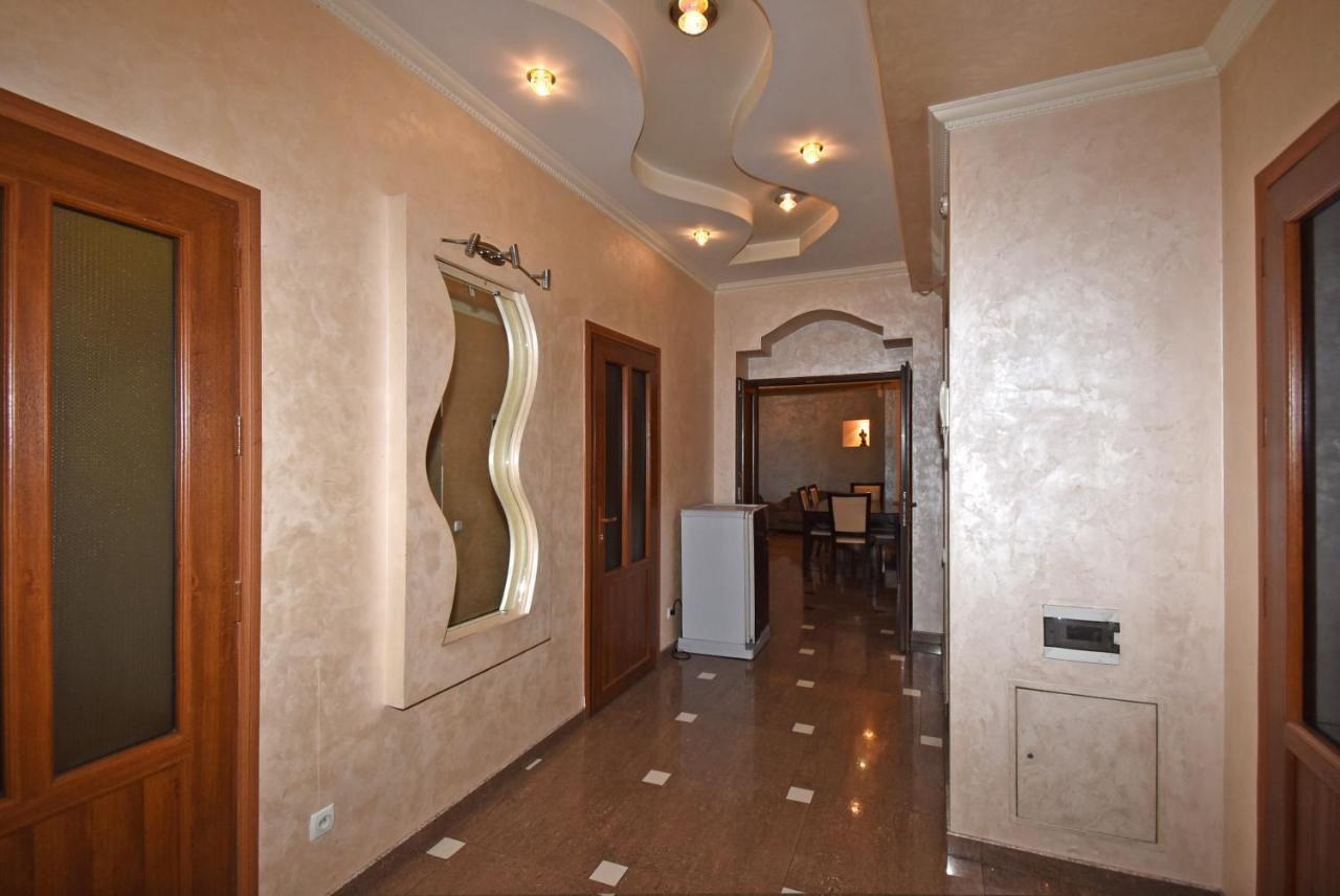 Armenak Apartment 5-Комнатная Yerevan Bagian luar foto