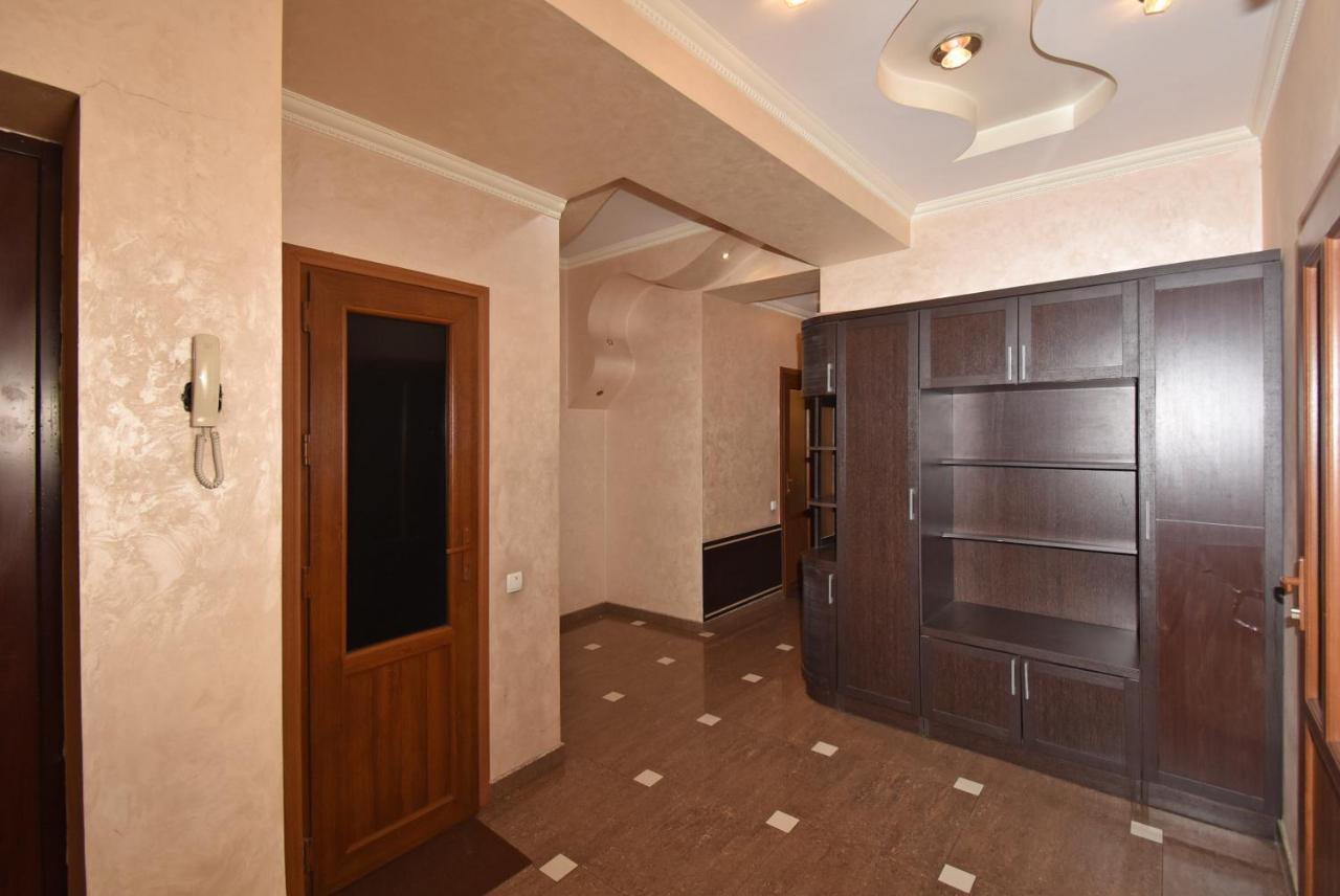 Armenak Apartment 5-Комнатная Yerevan Bagian luar foto