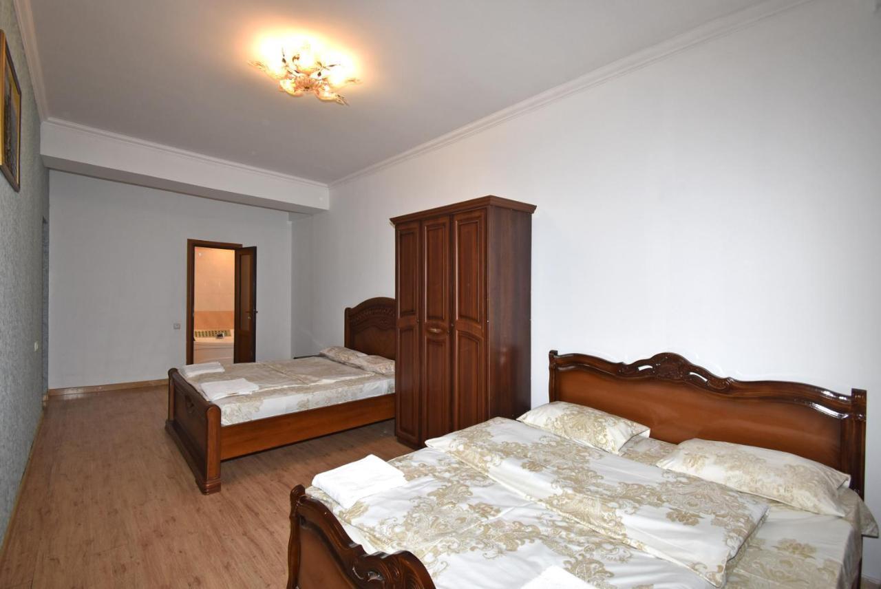 Armenak Apartment 5-Комнатная Yerevan Bagian luar foto