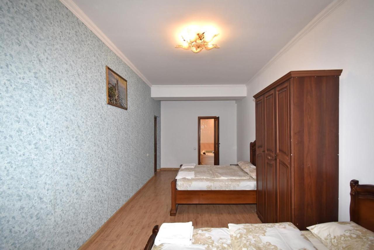 Armenak Apartment 5-Комнатная Yerevan Bagian luar foto