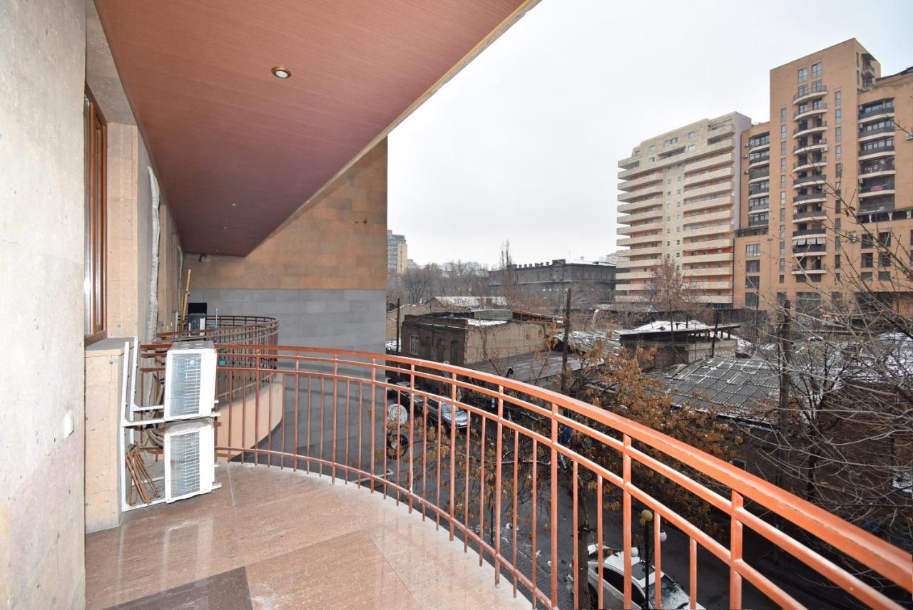 Armenak Apartment 5-Комнатная Yerevan Bagian luar foto