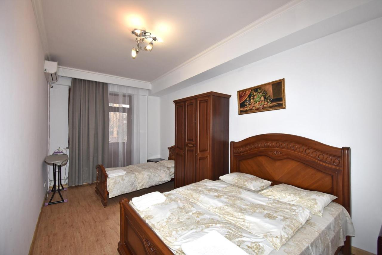 Armenak Apartment 5-Комнатная Yerevan Bagian luar foto
