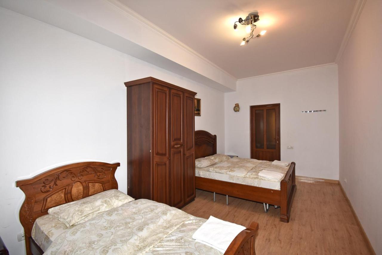Armenak Apartment 5-Комнатная Yerevan Bagian luar foto