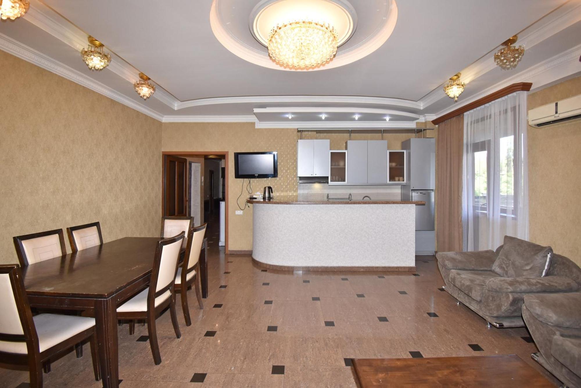 Armenak Apartment 5-Комнатная Yerevan Bagian luar foto